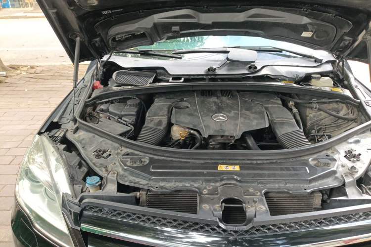 Used Mercedes-Benz R-Class 2015 R 320 4MATIC Luxury Model Engine Bay Right