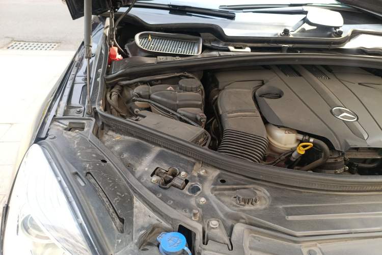 Used Mercedes-Benz R-Class 2015 R 320 4MATIC Luxury Model Engine Bay Right