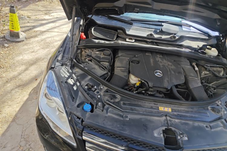 Used Mercedes-Benz R-Class 2015 R 320 4MATIC Luxury Model Engine Bay Right