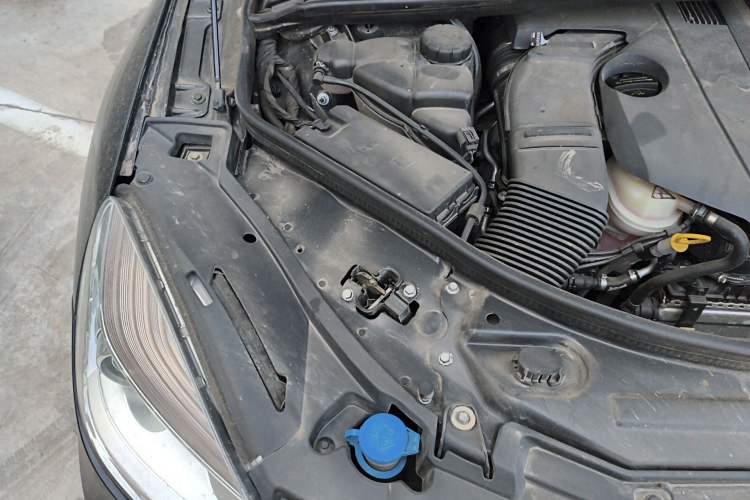 Used Mercedes-Benz R-Class 2015 R 320 4MATIC Luxury Model Engine Bay Right