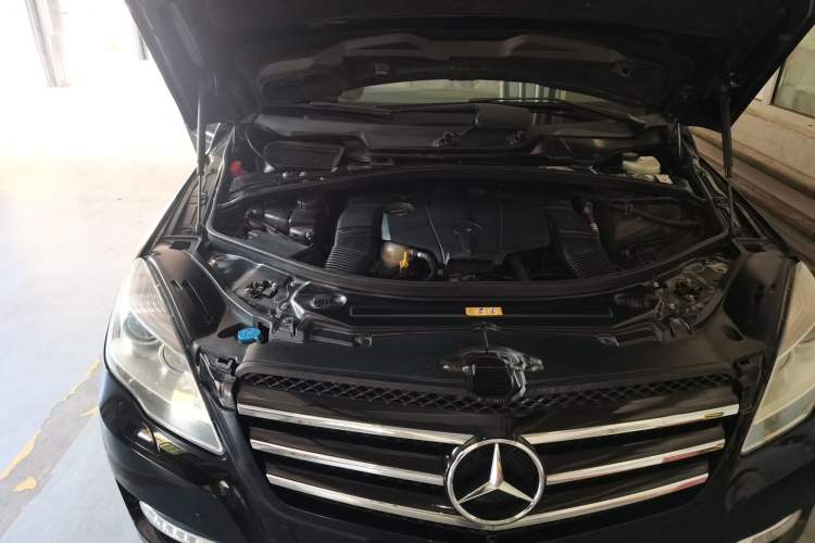 Used Mercedes-Benz R-Class 2015 R 320 4MATIC Luxury Model Engine Bay Right