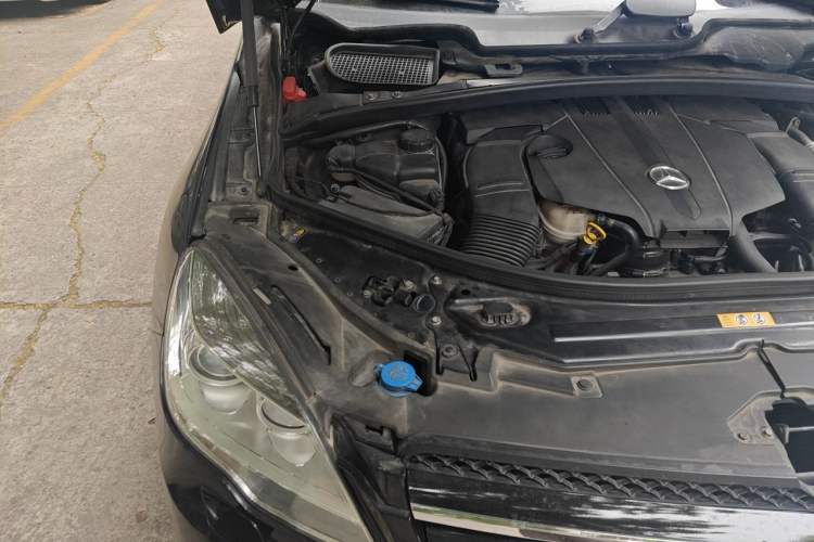 Used Mercedes-Benz R-Class 2015 R 320 4MATIC Luxury Model Engine Bay Right