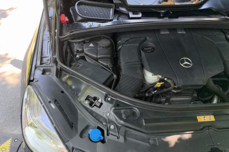 Used Mercedes-Benz R-Class 2015 R 320 4MATIC Luxury Model Engine Bay Right