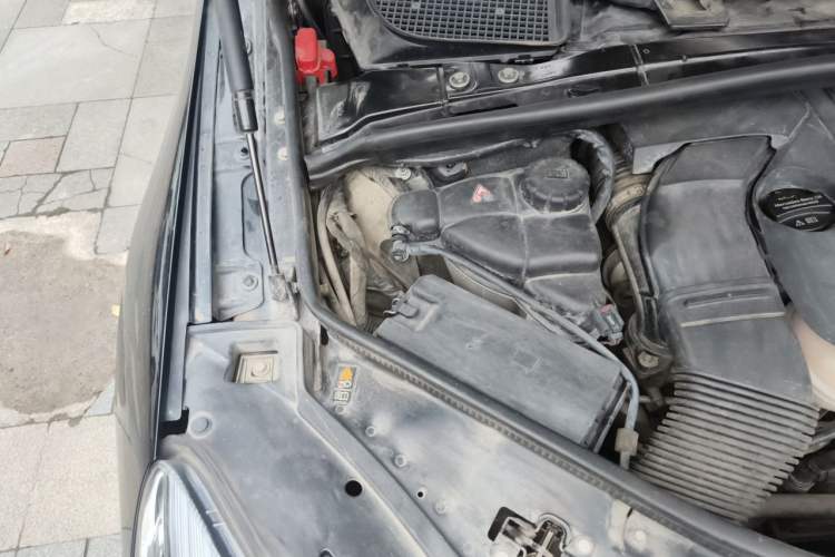 Used Mercedes-Benz R-Class 2015 R 320 4MATIC Luxury Model Engine Bay Right