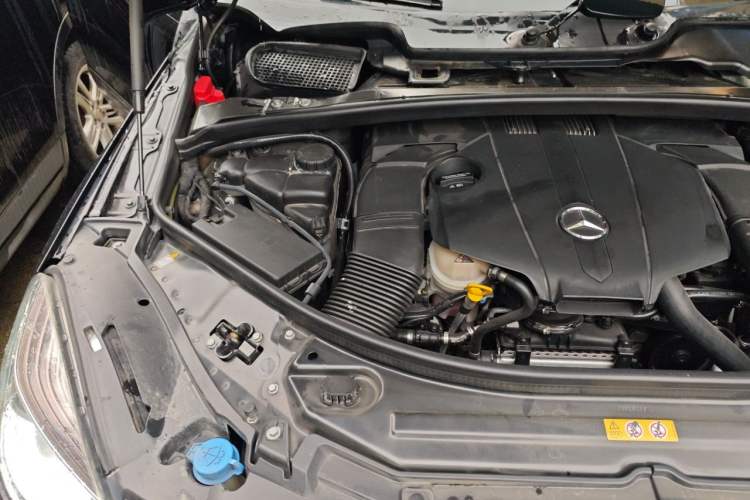 Used Mercedes-Benz R-Class 2015 R 320 4MATIC Luxury Model Engine Bay Right