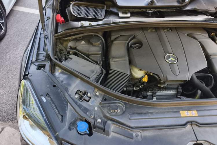 Used Mercedes-Benz R-Class 2015 R 320 4MATIC Luxury Model Engine Bay Right