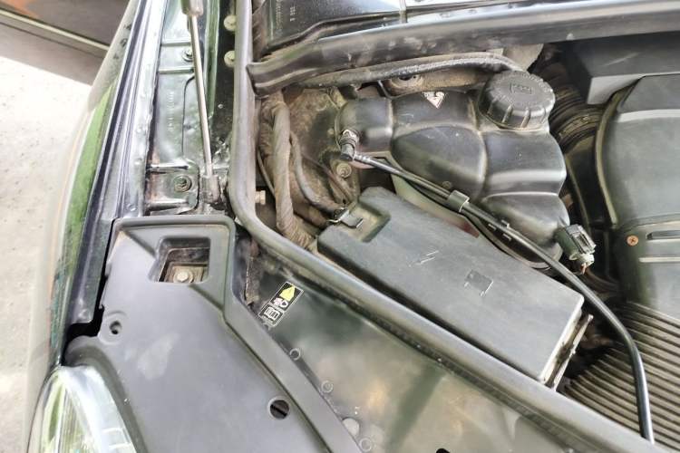 Used Mercedes-Benz R-Class 2015 R 320 4MATIC Luxury Model Engine Bay Right
