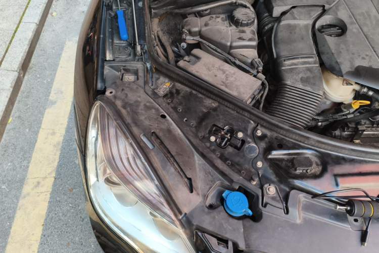 Used Mercedes-Benz R-Class 2015 R 320 4MATIC Luxury Model Engine Bay Right