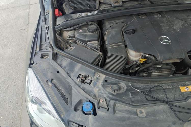 Used Mercedes-Benz R-Class 2015 R 320 4MATIC Luxury Model Engine Bay Right