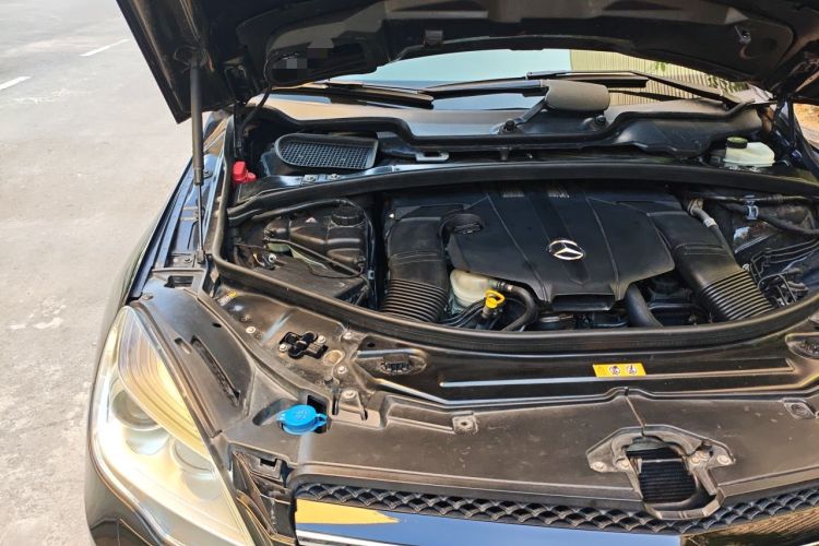 Used Mercedes-Benz R-Class 2015 R 400 4MATIC Luxury Model Engine Bay Right