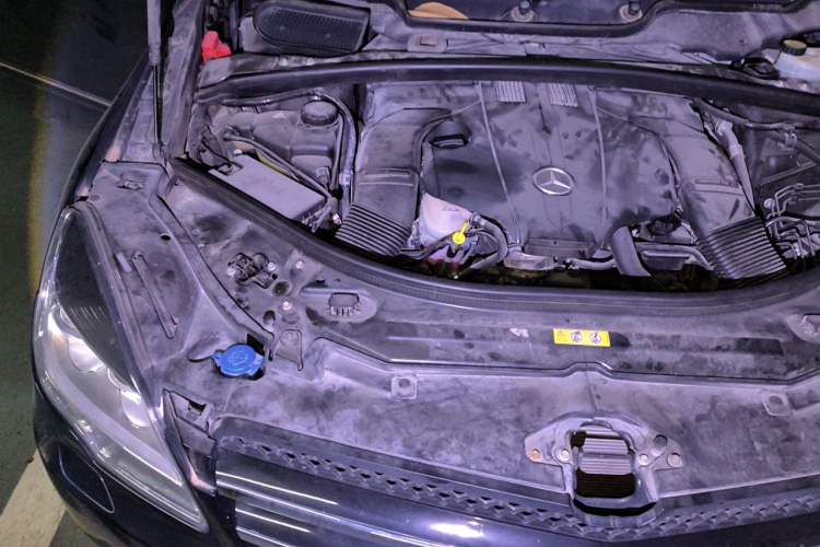 Used Mercedes-Benz R-Class 2015 R 320 4MATIC Luxury Model Engine Bay Right
