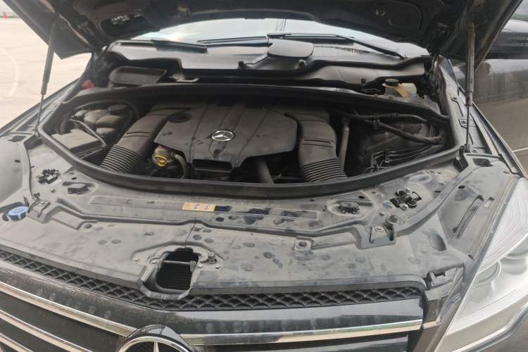 Used Mercedes-Benz R-Class 2015 R 320 4MATIC Luxury Model Engine Bay Right
