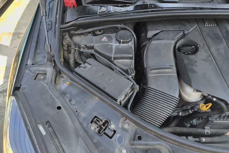 Used Mercedes-Benz R-Class 2015 R 320 4MATIC Luxury Model Engine Bay Right