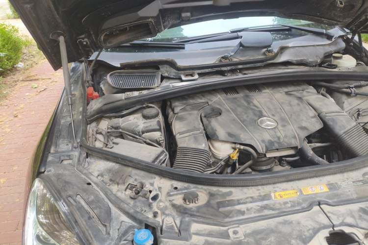 Used Mercedes-Benz R-Class 2015 R 320 4MATIC Luxury Model Engine Bay Right