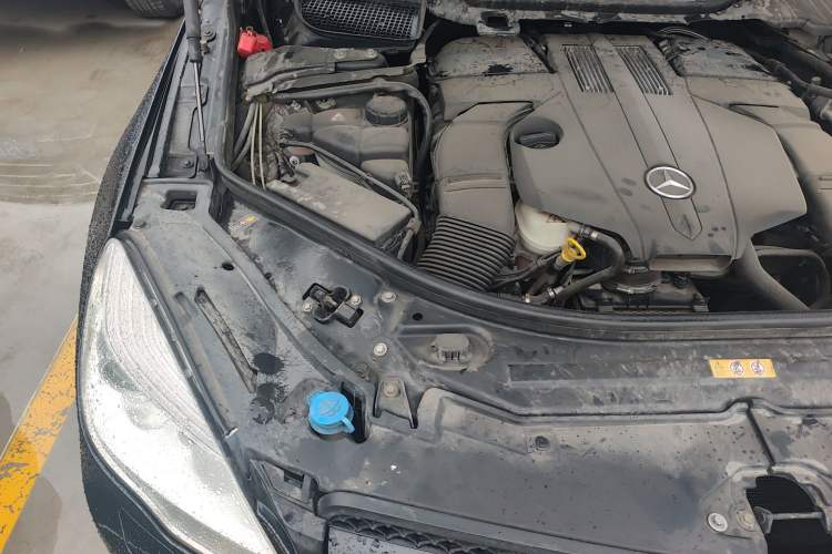 Used Mercedes-Benz R-Class 2015 R 400 4MATIC Luxury Model Engine Bay Right