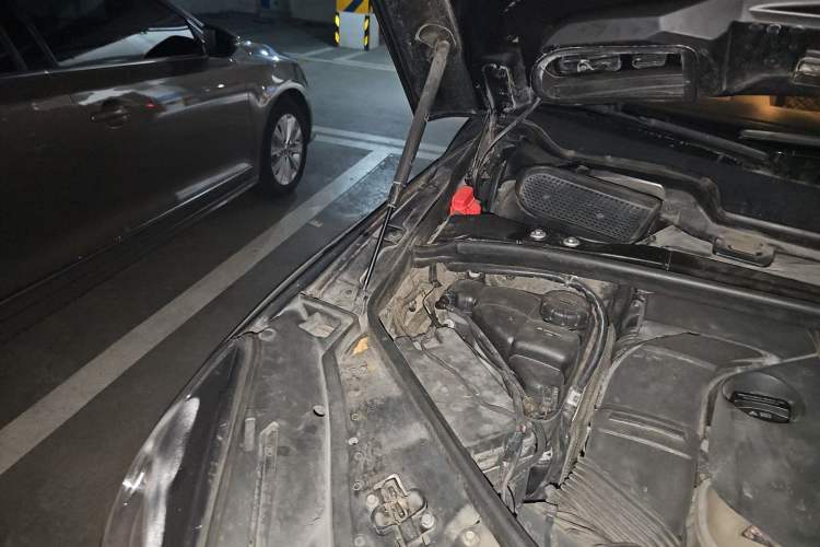 Used Mercedes-Benz R-Class 2015 R 320 4MATIC Luxury Model Engine Bay Right