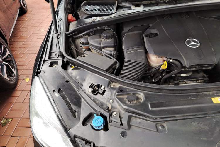 Used Mercedes-Benz R-Class 2015 R 320 4MATIC Luxury Model Engine Bay Right