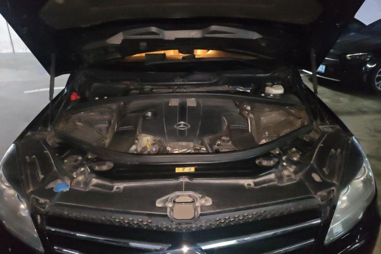 Used Mercedes-Benz R-Class 2015 R 320 4MATIC Luxury Model Engine Bay