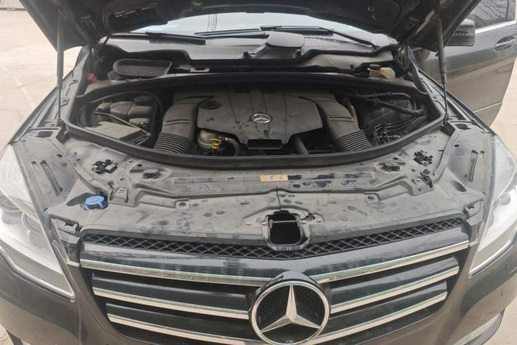 Used Mercedes-Benz R-Class 2015 R 320 4MATIC Luxury Model Engine Bay