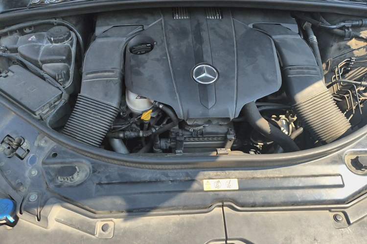 Used Mercedes-Benz R-Class 2015 R 320 4MATIC Luxury Model Engine Bay