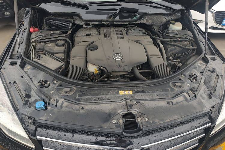 Used Mercedes-Benz R-Class 2015 R 400 4MATIC Luxury Model Engine Bay