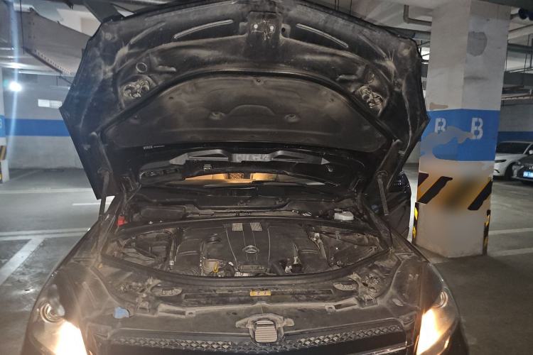 Used Mercedes-Benz R-Class 2015 R 320 4MATIC Luxury Model Engine Bay