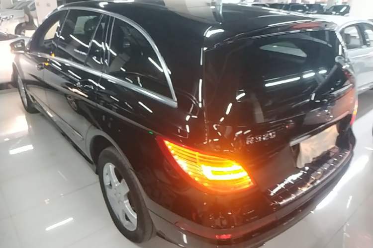 Used Mercedes-Benz R-Class 2015 R 320 4MATIC Luxury Model Exterior 2