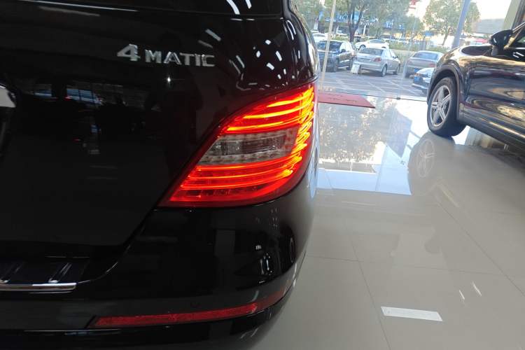 Used Mercedes-Benz R-Class 2015 R 320 4MATIC Luxury Model Exterior 2