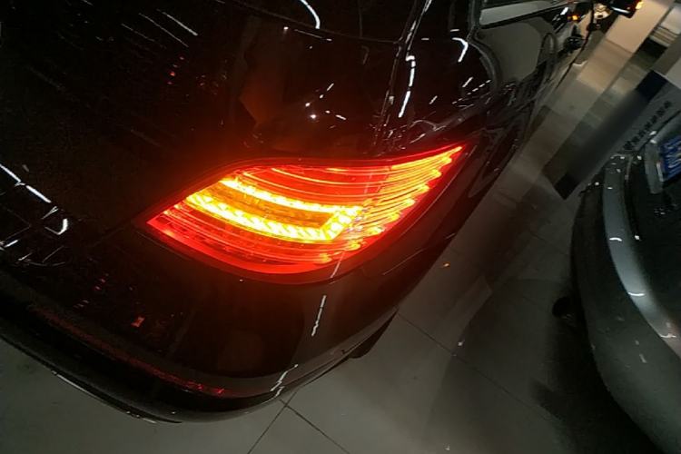 Used Mercedes-Benz R-Class 2015 R 320 4MATIC Luxury Model Exterior 3