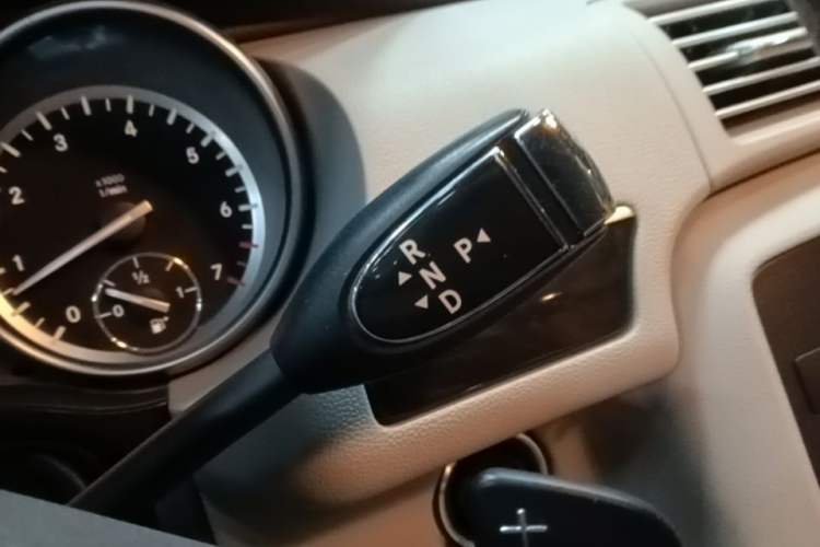 Used Mercedes-Benz R-Class 2015 R 400 4MATIC Business Model Gear Lever