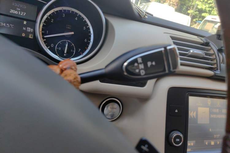 Used Mercedes-Benz R-Class 2015 R 400 4MATIC Luxury Model Gear Lever