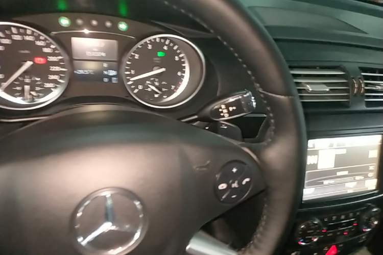 Used Mercedes-Benz R-Class 2015 R 320 4MATIC Luxury Model Gear Lever