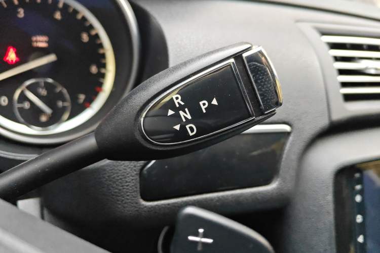Used Mercedes-Benz R-Class 2015 R 400 4MATIC Luxury Model Gear Lever