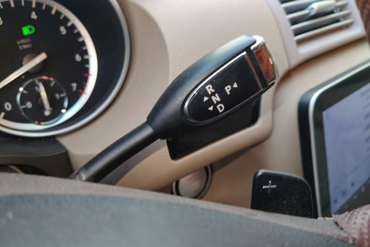 Used Mercedes-Benz R-Class 2015 R 400 4MATIC Business Model Gear Lever