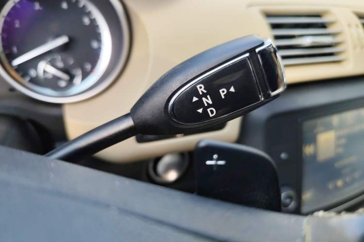 Used Mercedes-Benz R-Class 2015 R 400 4MATIC Luxury Model Gear Lever