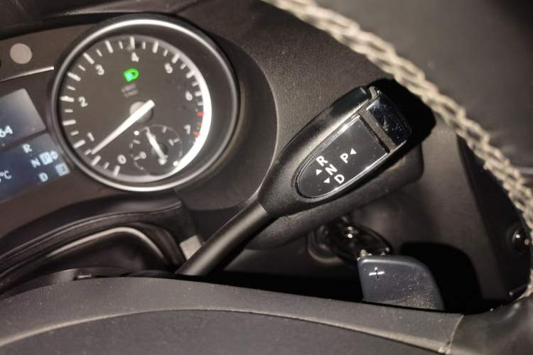 Used Mercedes-Benz R-Class 2015 R 400 4MATIC Business Model Gear Lever