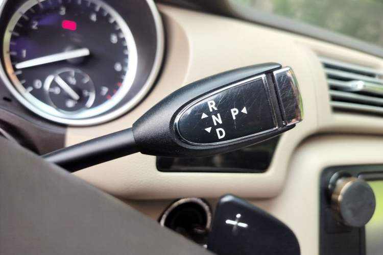 Used Mercedes-Benz R-Class 2015 R 320 4MATIC Luxury Model Gear Lever