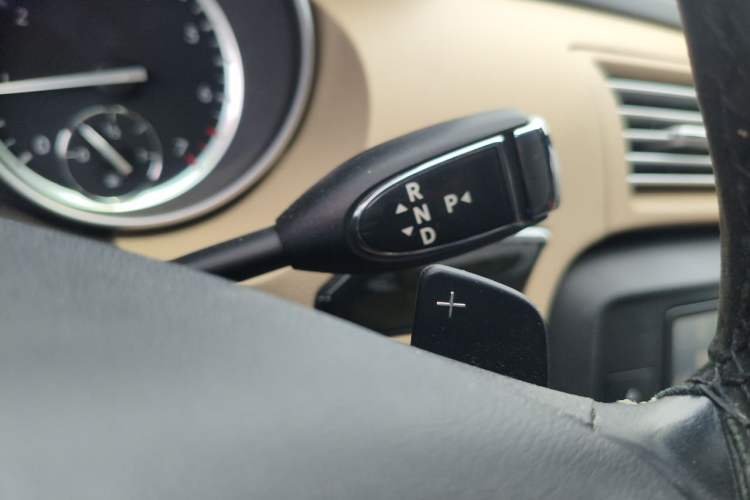 Used Mercedes-Benz R-Class 2015 R 400 4MATIC Luxury Model Gear Lever