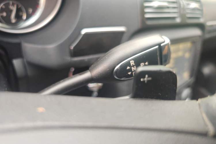 Used Mercedes-Benz R-Class 2015 R 400 4MATIC Business Model Gear Lever