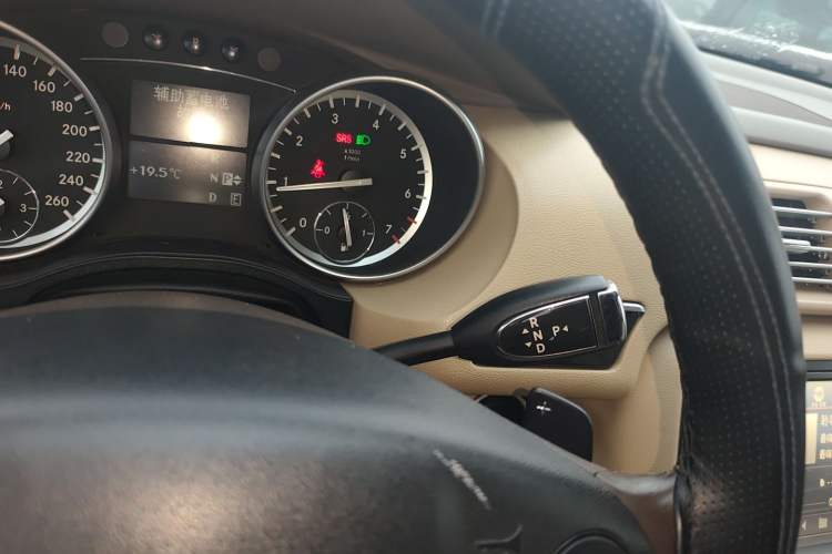 Used Mercedes-Benz R-Class 2015 R 400 4MATIC Luxury Model Gear Lever