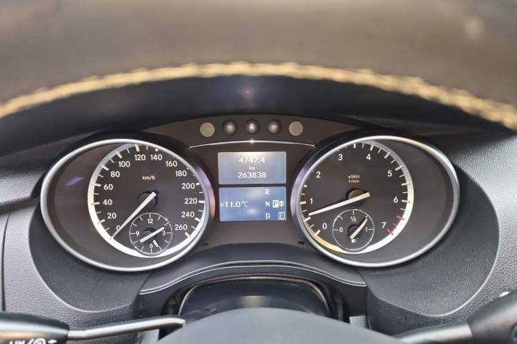 Used Mercedes-Benz R-Class 2015 R 400 4MATIC Business Model Instrument Cluster