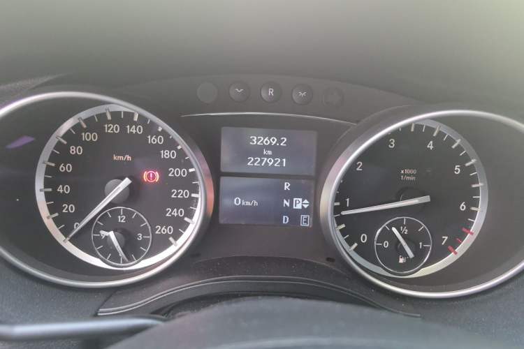 Used Mercedes-Benz R-Class 2015 R 400 4MATIC Business Model Instrument Cluster