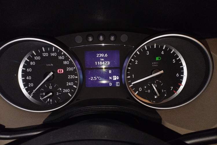 Used Mercedes-Benz R-Class 2015 R 400 4MATIC Luxury Model Instrument Cluster