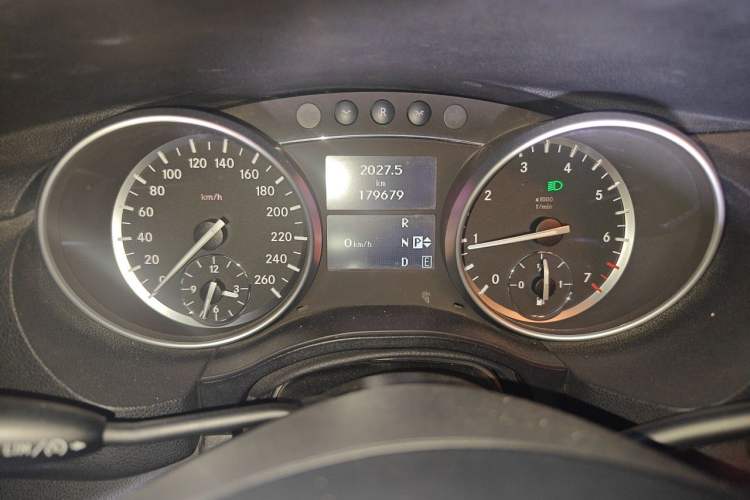 Used Mercedes-Benz R-Class 2015 R 400 4MATIC Business Model Instrument Cluster