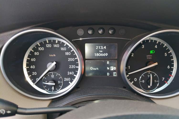 Used Mercedes-Benz R-Class 2015 R 400 4MATIC Business Model Instrument Cluster