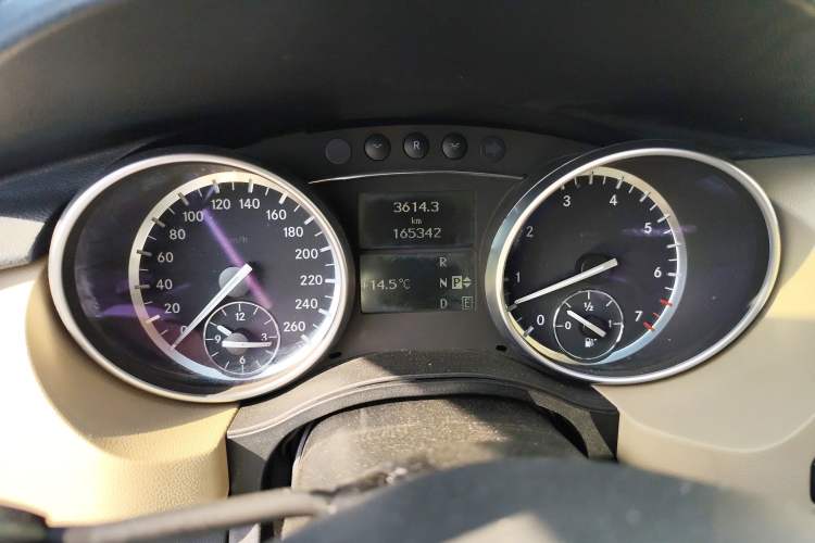 Used Mercedes-Benz R-Class 2015 R 400 4MATIC Luxury Model Instrument Cluster