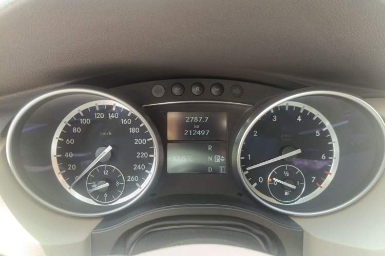 Used Mercedes-Benz R-Class 2015 R 400 4MATIC Business Model Instrument Cluster