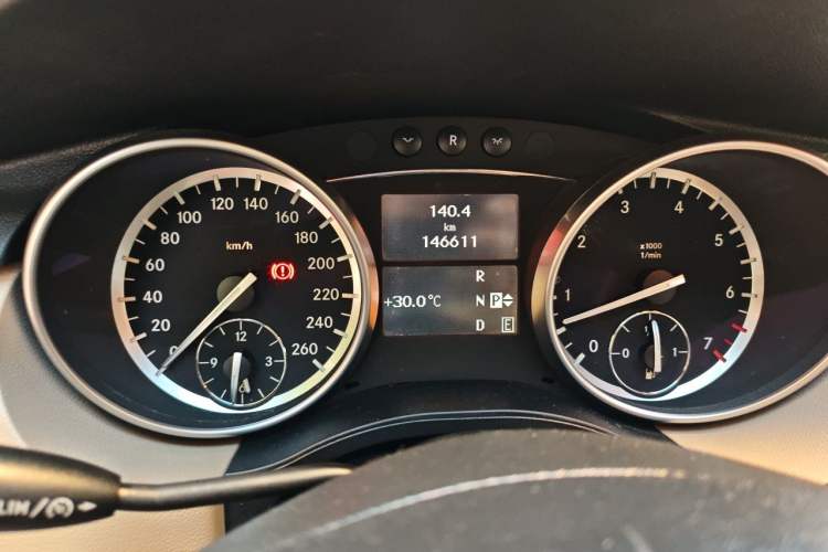 Used Mercedes-Benz R-Class 2015 R 400 4MATIC Luxury Model Instrument Cluster