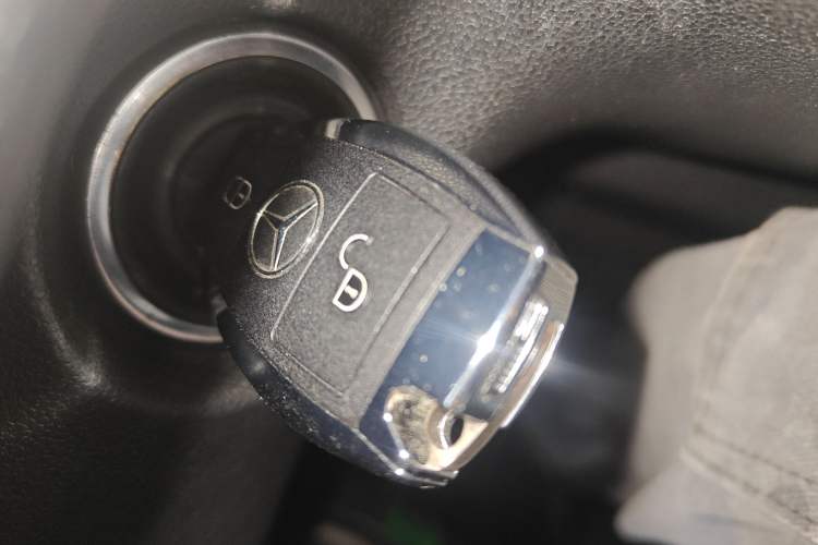 Used Mercedes-Benz R-Class 2015 R 320 4MATIC Luxury Model Interior 1