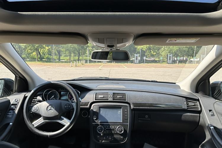 Used Mercedes-Benz R-Class 2015 R 320 4MATIC Luxury Model Interior 1
